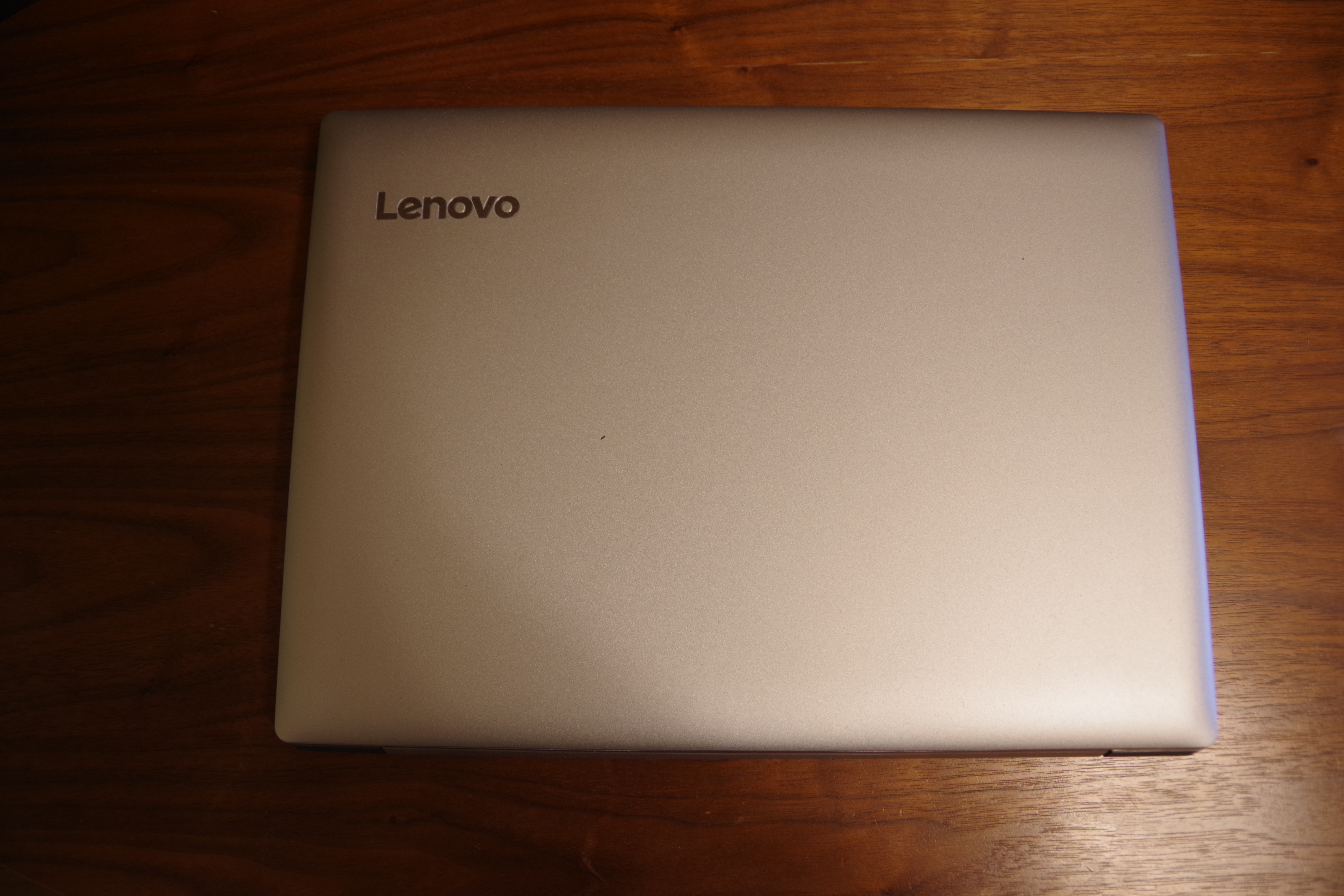Lenovo(レノボ)「Ideapad 330(14)」の表面