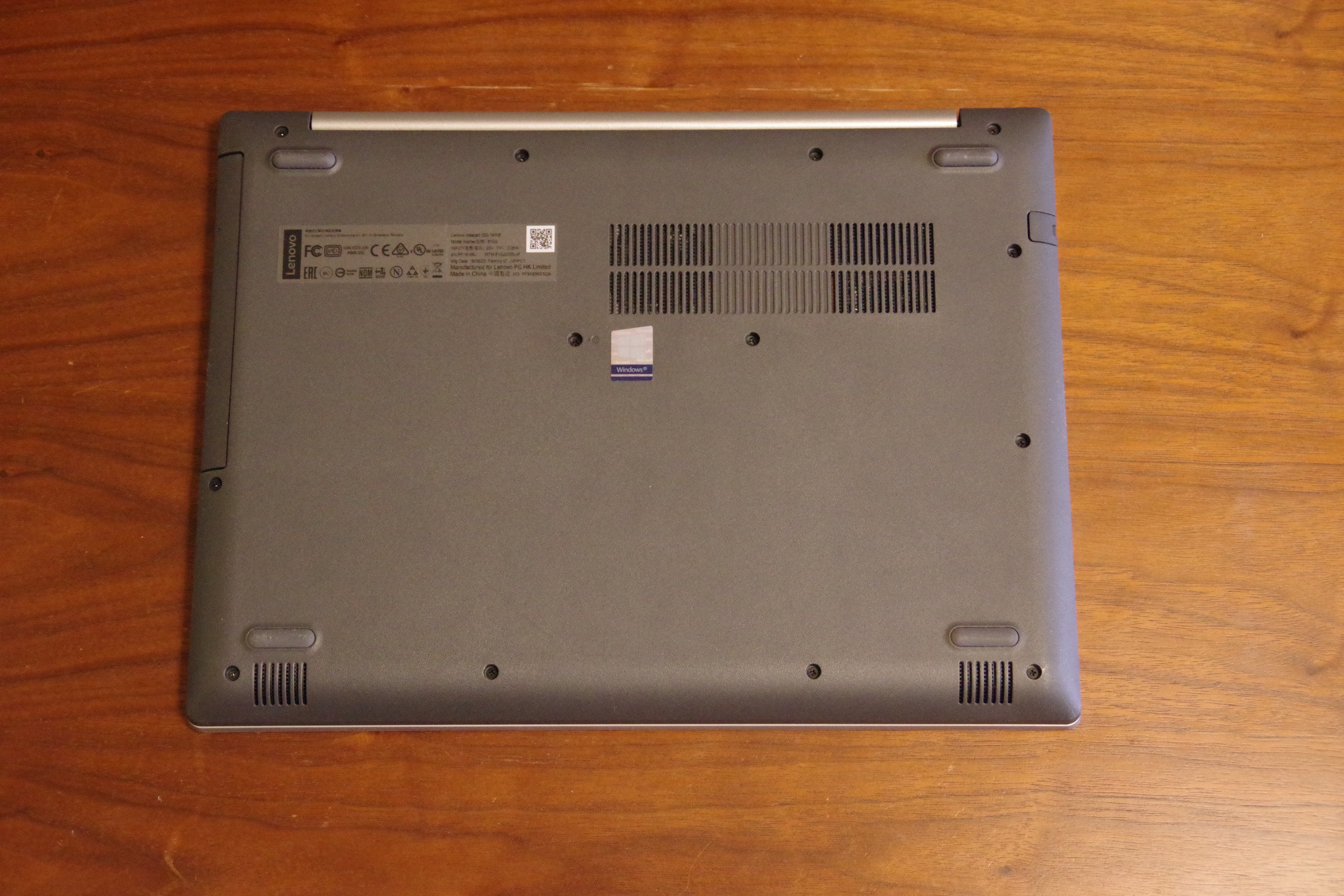 Lenovo(レノボ)「Ideapad 330(14)」の裏面